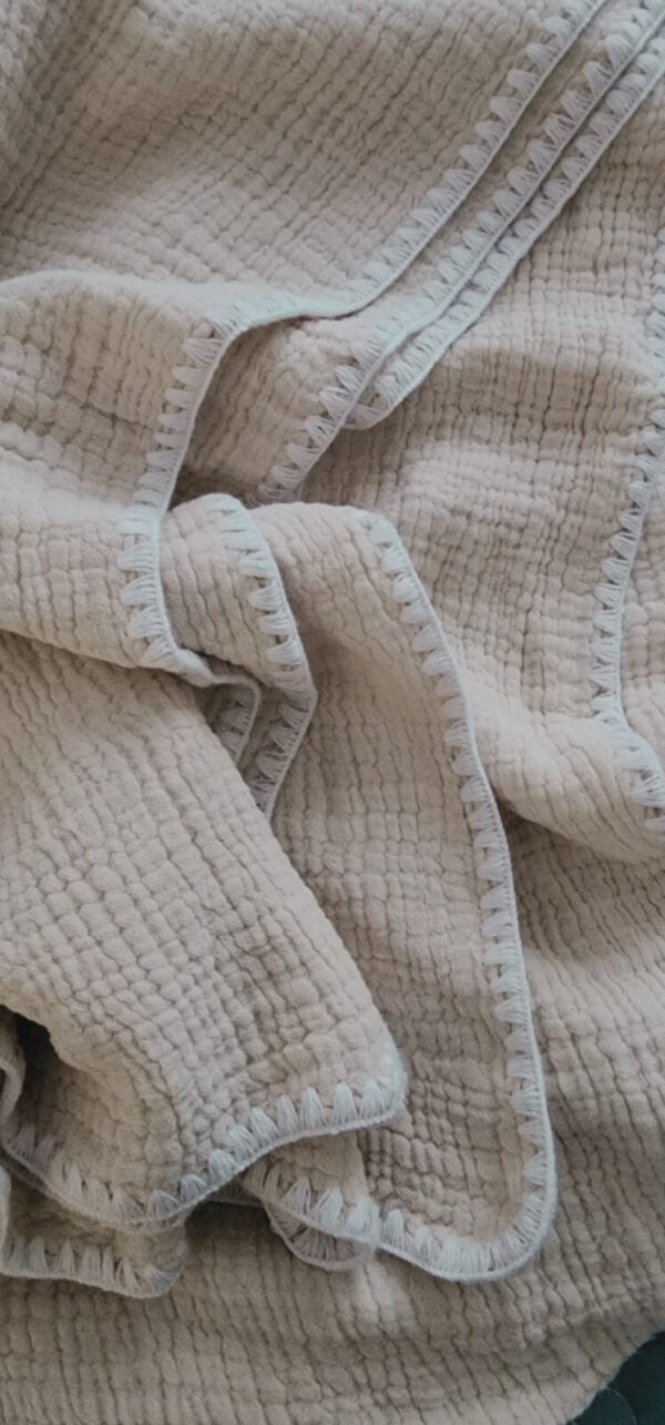 Muslin Throw With Shell Edge Stitching Natural and White 150*220cm