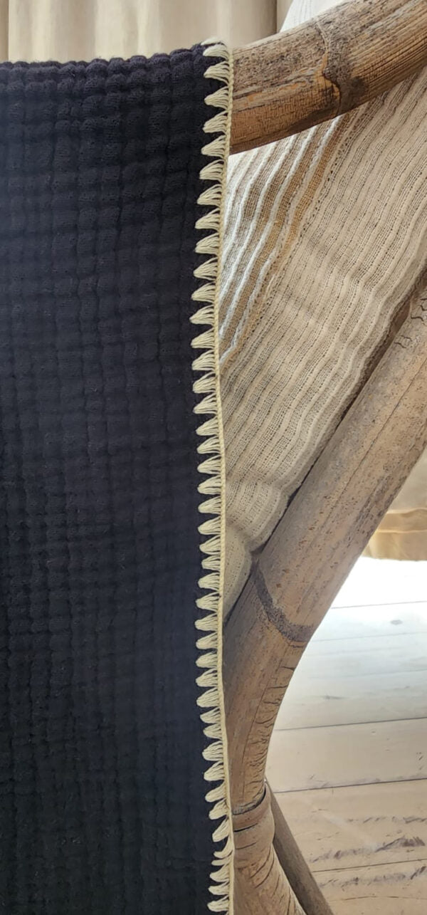 Muslin Throw with Shell Edge Stitching Black and Natural 150*220cm