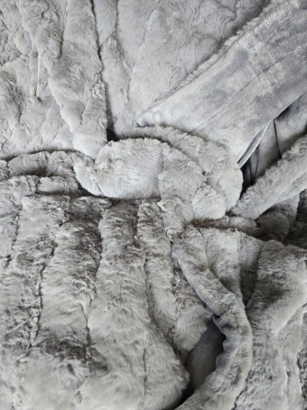 Luxurious Faux Fur Throw – Grey 230*240cm Queen / King