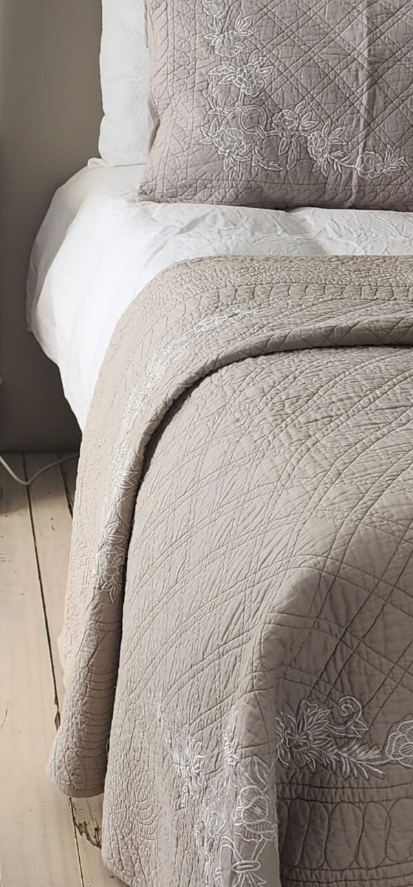 French Quilt with Embroidery Cotton 220*240cm