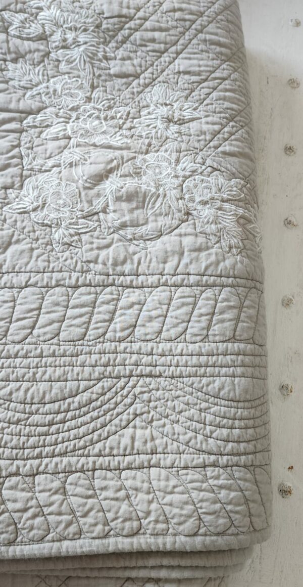 French Quilt with Embroidery Cotton 220*240cm