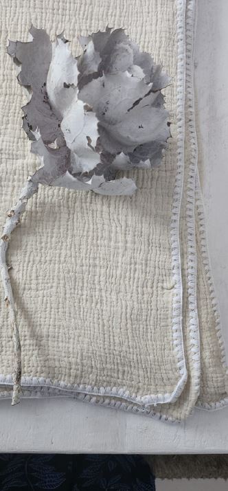 Muslin Throw With Shell Edge Stitching Natural and White 150*220cm